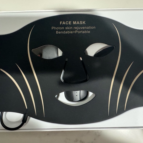 LED light therapy face mask